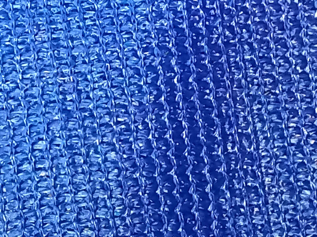 Malla Sombra Azul 1Mtsx2.10 mts Abre 4.20 mts - Materiales de Construcción Jurmaq Molina